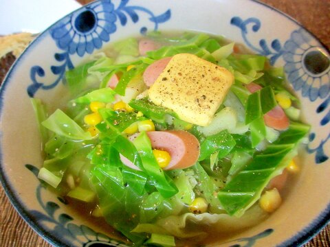 キャベツとコーンとウィンナーのバター醤油ラーメン